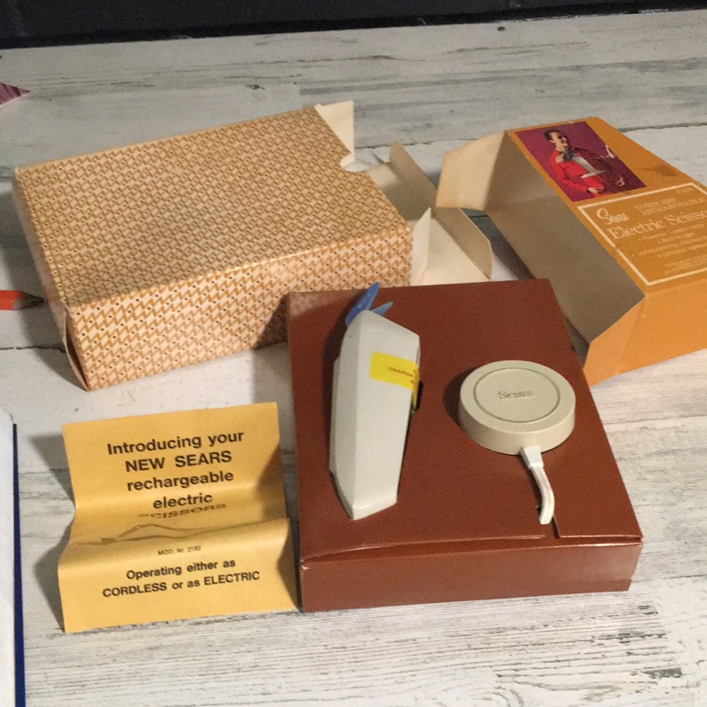 Sears rechargeable electric scissors. Model Nr. 2182. In original box